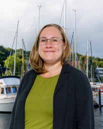 Grafik ist ihre Welt! Juliana kreiert das Look & Feel unserer Events und trägt mit ihrer offenen Art zum Erfolg der umfassenden Kommunikation bei!