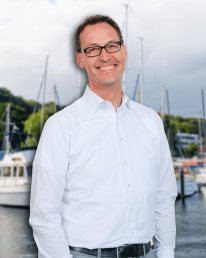 Sven ist gebürtiger Flensburger und selbst aktiver Regattasegler im Offshore-Bereich. Der motivierende Leader der Crew steuert die Kieler Agentur mit kurzer Unterbrechung seit 2001 zielsicher.